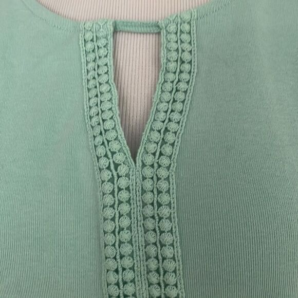 Mint green 3/4 sleeve top with bubble accent on front size women’s medium - Picture 4 of 7